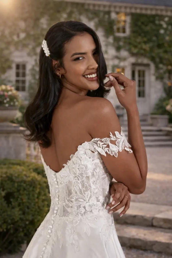 Glinda Romantica of Devon close up back