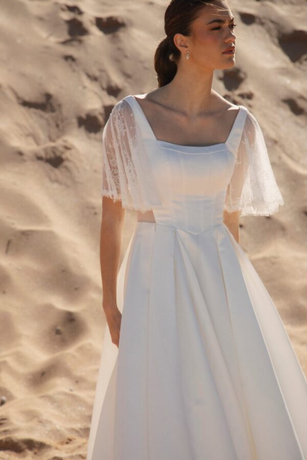 RDBE044 Chantilly Lace Flutter Sleeves