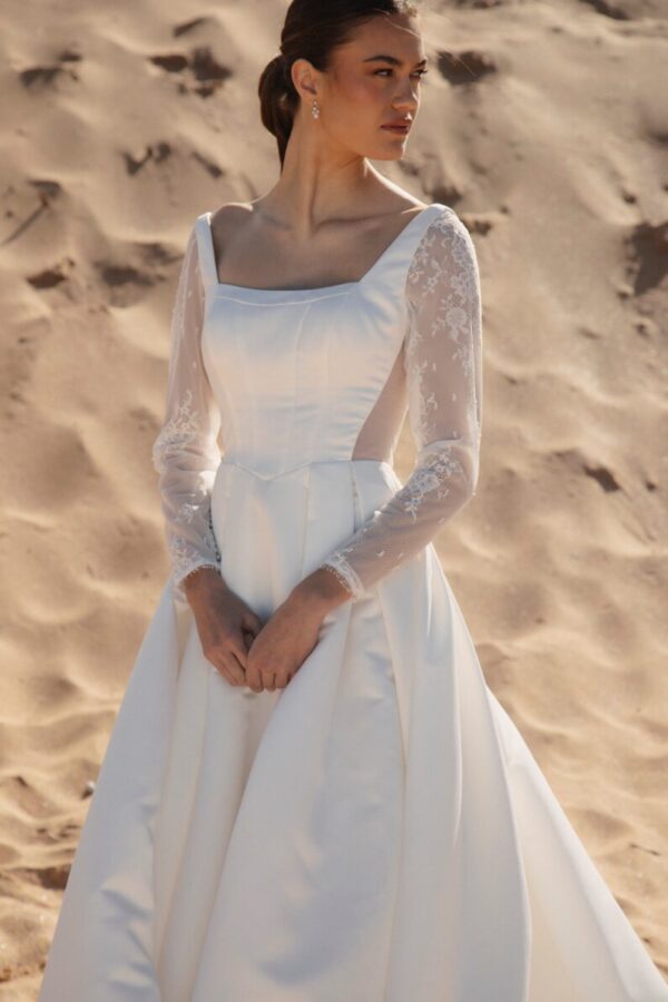 RDBE046 Chantilly Lace Long Sleeves