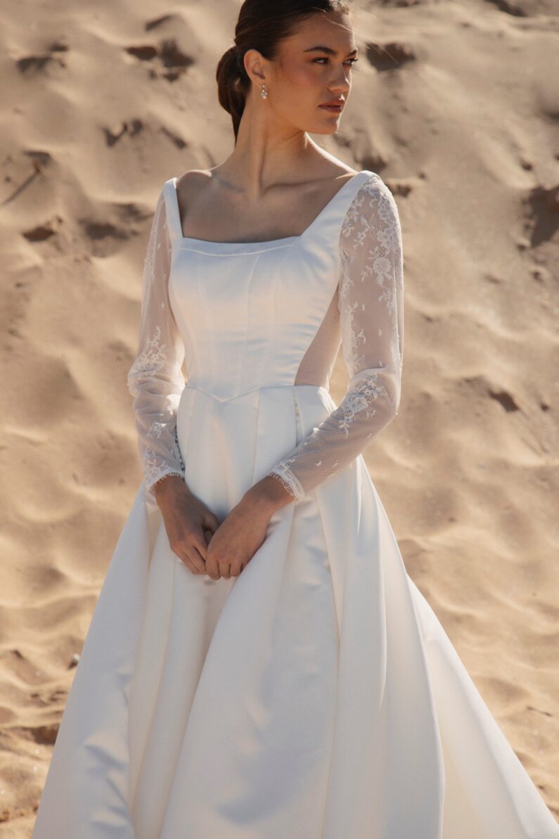 RDBE046 Chantilly Lace Long Sleeves