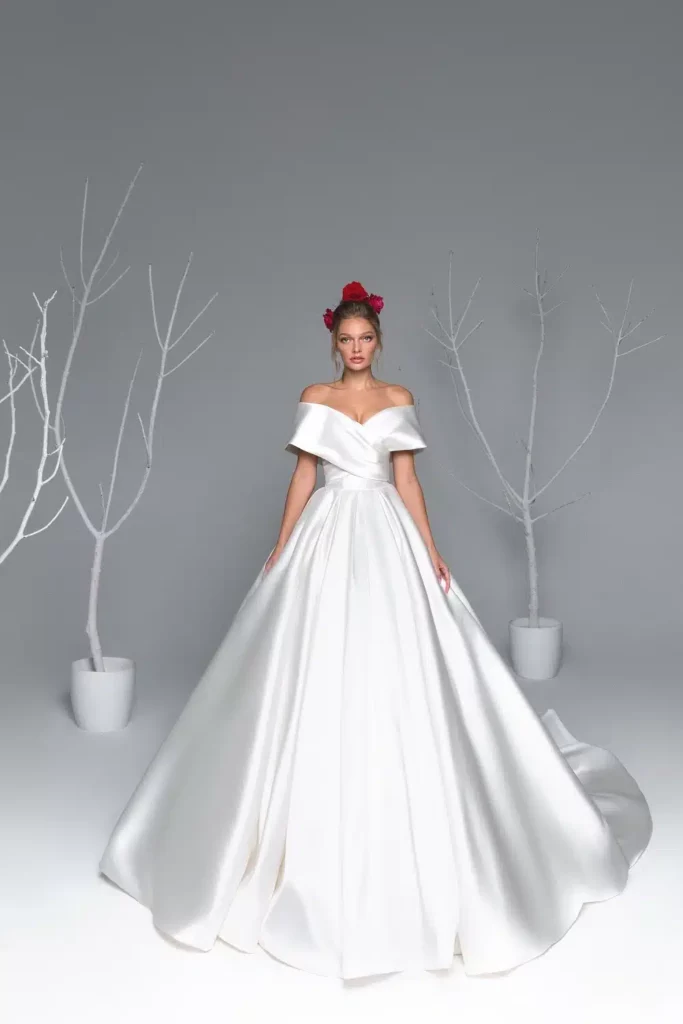 Emma Eva Lendel
Modern fitted wedding dress with a sleek silhouette