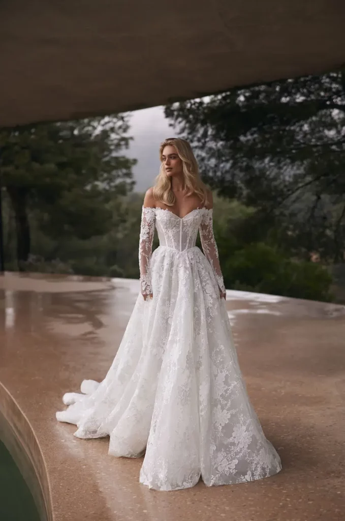 Hugo Eva Lendel
Contemporary wedding dress with a clean modern silhouette